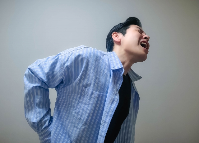 川崎でぎっくり腰に悩む方へ｜整体×鍼灸で根本改善｜駅前で通いやすい整体院